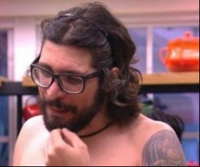 Ilmar leva afinetada e clima esquenta com Rômulo e Roberta no BBB.(Imagem:Noticiasaominuto)