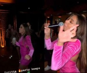 Como você acompanhou aqui no ESTRELANDO, Anitta completou 28 anos de idade na última terça-feira, dia 30, e iniciou as comemorações da data em uma balada em Miami, nos Estados Unid(Imagem:Reprodução)