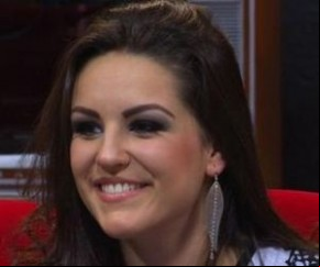 Kéfera pede para não ser incomodada em avião, mas ninguém a reconhece.(Imagem:Reprodução / Multishow)