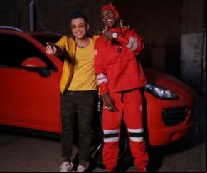 Wesley Safadão aparece de cabelo azul e tatuagens em clipe com MC Kekel.(Imagem:Divulgação)