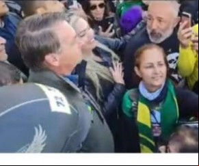 eios de moto com apoiadores em cidades brasileiras tem se tornado uma rotina nos fins de semana do presidente. No sábado (7), o evento foi em Florianópolis.(Imagem:Reprodução)