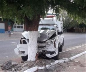 Ambulância de Cabeceiras colide em árvore no Centro da cidade.(Imagem:Divulgação)