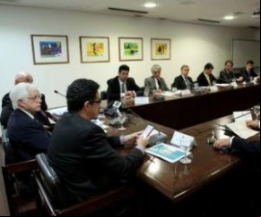 Imagem mostra ministros do governo durante reunião(Imagem:Divulgação)