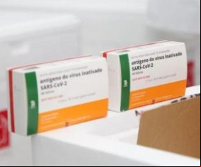 A China itiu pela primeira vez que considera alternativas para elevar a eficácia de suas vacinas contra a Covid-19, inclusive a Coronavac, imunizante mais usado Brasil.  Segundo(Imagem:Reprodução)
