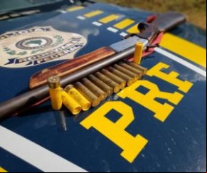 Arma de fogo apreendida em Bertolinia(Imagem:Divulgação/PRF)