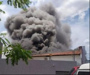 Lanchonete pega fogo e carro-pipa ajuda no combate às chamas.(Imagem:Wesley Paz)