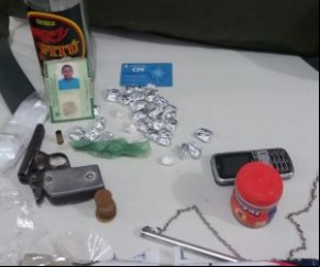 Universitária é presa suspeita de vender drogas no alojamento da UFPI.(Imagem:PM-PI)