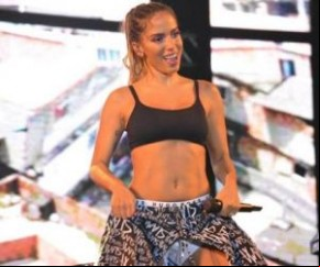 De barriga sarada à mostra, Anitta agita foliões em Olinda.(Imagem:Famosidades)