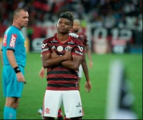 Flamengo sofre, mas bate Botafogo e mantém 8 pontos de vantagem para o Palmeiras.(Imagem:Estadão Conteúdo)