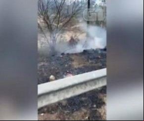 O fogo foi controlado por populares (veja vídeo acima). Já o suspeito foi levado para a Delegacia de Polícia Civil do município. Segundo a PM, o homem já possuía agem pela polí(Imagem:Reprodução)