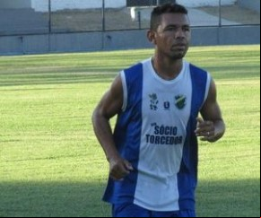 Barata assume a lateral direita do Altos no lugar do poupado Joninha.(Imagem:Wenner Tito)