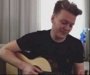 Michel Teló canta música inédita em homenagem às famílias das vítimas do acidente com avião.(Imagem:Instagram)