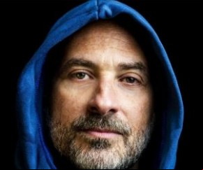Enquanto dá continuidade à gravação do nono álbum em Paris, na França, o baiano Lucas Santtana lança single com regravação de A jangada voltou só, canção praieira da lavra do compo(Imagem:Reprodução)