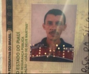 Segundo a Polícia Civil, o suspeito confessou o crime e mostrou o local onde estava a faca utilizada para matar o cunhado. Ele foi autuado pelo crime de homicídio qualificado por m(Imagem:Reprodução)