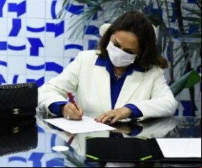 A empresária Eliane Nogueira (PP-PI) tomou posse nesta quarta-feira (28) como senadora pelo estado do Piauí. Mãe do senador Ciro Nogueira (PP-PI), Eliane era suplente na chapa e as(Imagem:Reprodução)