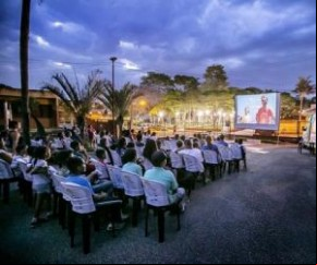 Projeto leva em van movida a energia solar a magia do cinema a três comunidades no Piauí.(Imagem:florianonews.piauiconectado.com)