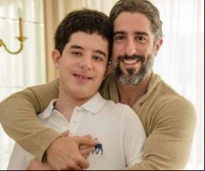 Marcos Mion dança com filho e celebra 