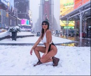 Liraine pediu, então, que o amigo, o grego Tommy Gee, esperasse por ela. A ex-militar disse que queria fazer uma foto, mas não contou que pretendia ignorar o frio nem adiantou qual(Imagem:Reprodução)
