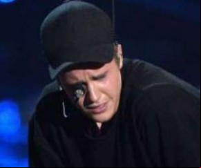 Justin Bieber chora no palco ao apresentar uma música nova.(Imagem:Getty Images)