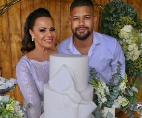 Viviane Araújo, 46, e Guilherme Militão, 32, se casaram na tarde desta quinta (13), em um cartório no Rio. A atriz publicou fotos vestida de noiva no Instagram e se declarou ao mar(Imagem:Reprodução)