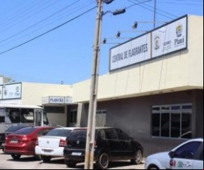Dois homens foram presos em flagrante nesta quarta-feira (16) com bloqueadores de alarme de veículos. Segundo a Polícia Militar, eles estavam furtando produtos dos carros no estaci(Imagem:Reprodução)