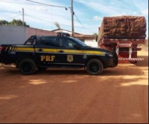 PRF apreende veículo de carga com madeira sem licença ambiental em Gilbués.(Imagem:PRF-PI)