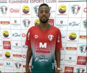 A equipe do Fluminense continua buscando peças no mercado para seu elenco. O time comandado por Wallace Lemos confirmou o nome de Victor Hugo, volante, de 27 anos. O jogador chegou(Imagem:Reprodução)
