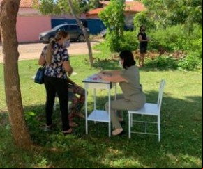 Ela é a mesma médica que, em junho de 2020, teve que levar no próprio carro um idoso, com sintomas de Covid-19 que precisava de oxigênio.  Em nota, a Fundação Municipal de Saúde (F(Imagem:Reprodução)
