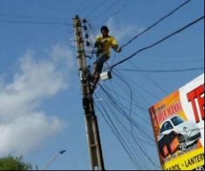 Internauta flagra homem sem proteção mexendo em fios em Teresina.(Imagem:Internauta)