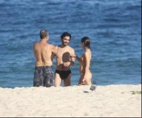 Caio Blat curte praia no Rio de Janeiro ao lado da namorada(Imagem:Divulgação)