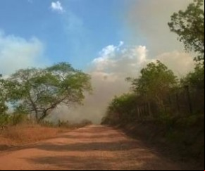 Incêndio atinge propriedades e assusta moradores de Nazária.(Imagem:florianonews.piauiconectado.com)