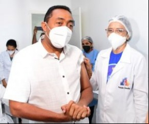 Prefeito Joel Rodrigues toma primeira dose da vacina contra Covid-19.(Imagem:Secom)