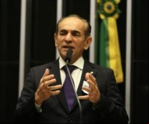 O senador Marcelo Castro (MDB) denunciou neste fim de semana que está sendo vítimas de criminosos, que estão tentando se ar por ele por meio de mensagens no WhatsApp, numa tent(Imagem:Reprodução)