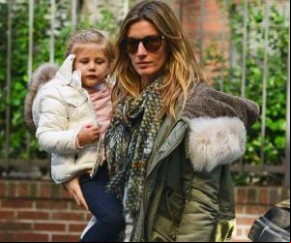 Gisele Bündchen eia com a filha pelas ruas de Nova York (Foto:  / Agência)(Imagem:Grosby Group)