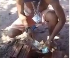 Criminoso queima dinheiro e faz churrasco para comemorar liberdade.(Imagem:Reprodução)
