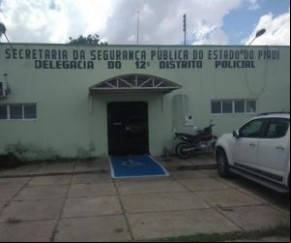 A Polícia Civil prendeu quatro suspeitos de manter um auditor fiscal e sua família reféns durante assalto nesta quinta-feira (6), em uma casa na Zona Leste de Teresina. Outro homem(Imagem:Reprodução)