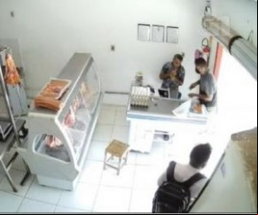 A ação demorou três minutos. O suspeito levou joias, aparelhos celulares, dinheiro em espécie e a chave do carro de Edmilson Barbosa.  A Polícia Militar informou ao G1 que o Boleti(Imagem:Reprodução)
