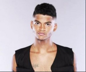 Dando sequência à apresentação paulatina do repertório do primeiro álbum, É o trap memo?!, o trapper Jovem Dex reaparece em cena como Rambo.  Jovem Dex é o nome artístico de David(Imagem:Reprodução)