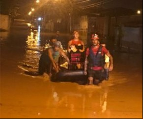 Corpo de Bombeiros resgata famílias atingidas por rompimento de bueiro na BR-343.(Imagem:florianonews.piauiconectado.com)