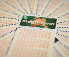 O sorteio das dezenas do concurso 2.402 da Mega-Sena foi realizado neste sábado (21) no Espaço Loterias Caixa, no terminal Rodoviário Tietê, na cidade de São Paulo. Uma aposta de T(Imagem:Reprodução)