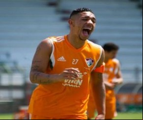Corinthians avança em negociação e fica perto do volante Douglas.(Imagem:Gazeta Esportiva)