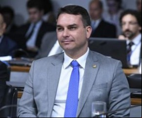 O senador Flávio Bolsonaro (Republicanos-RJ) chamou o senador Renan Calheiros (MDB-AL), relator da I da Covid-19, de 