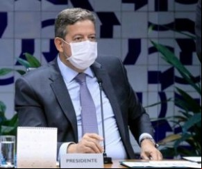 Em meio à incerteza sobre a permanência do ministro da Saúde, Eduardo Pazuello, no comando da pasta neste domingo, 14, o presidente da Câmara, Arthur Lira (PP-AL), sem comentar dir(Imagem:Reprodução)
