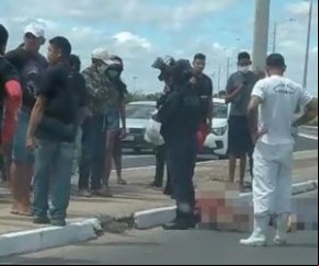 Uma mulher, identificada como Kássia Caroline dos Santos da Silva, de 30 anos, faleceu na manhã deste domingo (1) após a colisão de uma motocicleta em um poste na Avenida Poti Velh(Imagem:Reprodução)