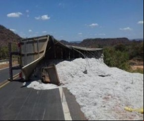 Caminhão carregado de algodão tomba na BR 135.(Imagem:Lucas Sena)