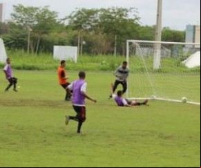 Em campo parcialmente encharcado, jogadores se doam em atividade.(Imagem:Abdias Bideh)