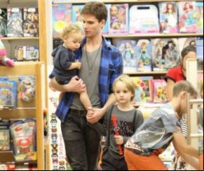 Após internação às pressas, Jonatas Faro vai às compras com filho.(Imagem:MSN)
