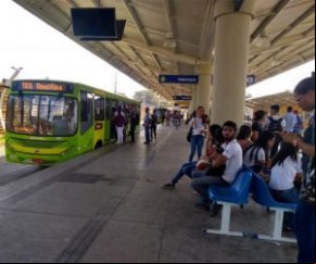 Motoristas paralisam em protesto contra roubos; paradas ficam lotadas.(Imagem:florianonews.piauiconectado.com)