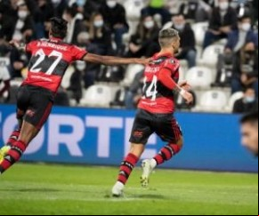 Cerca de 2 mil torcedores paraguaios assistiram de perto no estádio Manuel Ferreira cinco gols, atuação determinante do árbitro de vídeo, expulsão revertida, ambulância em campo, d(Imagem:Reprodução)