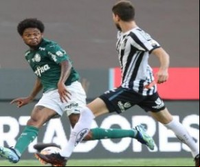 O atacante pode não ter a categoria de Evair, o renome de Ademir da Guia ou a idolatria de Dudu, mas agora está na história. Graças ao gol dele o Palmeiras voltou a ganhar a Copa L(Imagem:Reprodução)